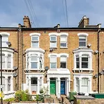 Large, Bright And Spacious 3 Bed Flat In London