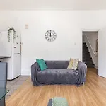 Large, Bright And Spacious 3 Bed Flat In London