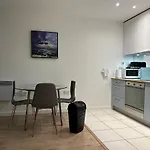 Luxury Modern 1 Bedroom Apartment With Balcony