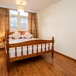 Spacious Room Near Central London With Smart Tv