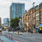 Spacious Room Near Central London With Smart Tv