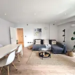 Beautiful 2 Bedroom Flat In Battersea