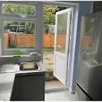 Lovely And Quiet 2 Bedroom Maisonette.Free Parking