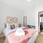 Cosy Tooting Retreat: 2-Bed Gem