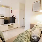 Beautiful 2-Bedroom Flat Just Steps From Oval Station