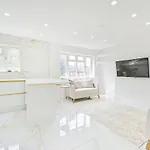 Premium Private Apartment Minutes To Central London