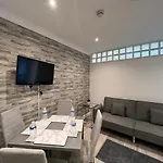 Lovely 2 Bedroom With Balcony - London