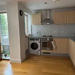 Bright And Spacious Flat In Wimbledon, London