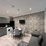 Lovely 2 Bedroom With Balcony - London