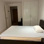 Bright And Spacious Flat In Wimbledon, London