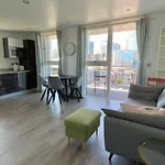 Morden 2Bed2Bath London Zone2 City/River View Home