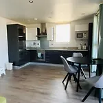 Morden 2Bed2Bath London Zone2 City/River View Home