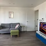 Morden 2Bed2Bath London Zone2 City/River View Home