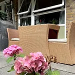 Spacious Bedroom Apartment Near Tube