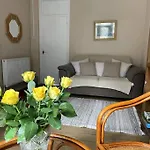 Spacious Bedroom Apartment Near Tube