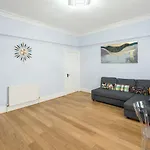 Gloucester Station Gem: 3 Bedroom Oasis