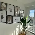 Stylish Primrose Hill Apartment With Balcony