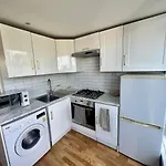 Stylish Primrose Hill Apartment With Balcony