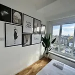 Stylish Primrose Hill Apartment With Balcony