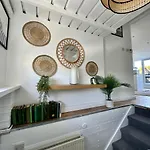 Stylish Primrose Hill Apartment With Balcony