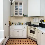 4 Bedroom House Up To 10 People At Heart Of Kensington And Chelsea