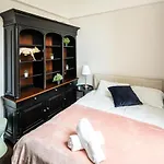 4 Bedroom House Up To 10 People At Heart Of Kensington And Chelsea
