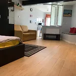 Studio Apartment - Entire Lower Ground Floor - Only 7 Mins Walk Kings Cross St Pancras Station