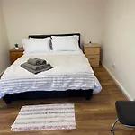 Single And Doubles Rooms Close To Central London