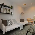 2 Bedroom Chic Apartment With Private Balcony In Notting Hill
