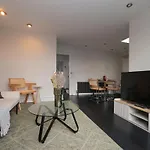 2 Bedroom Chic Apartment With Private Balcony In Notting Hill
