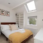 2 Bedroom Chic Apartment With Private Balcony In Notting Hill