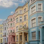 2 Bedroom Chic Apartment With Private Balcony In Notting Hill