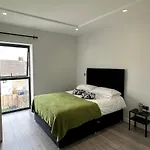 Stratford Apartment With Balcony