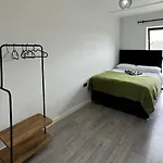 Stratford Apartment With Balcony