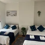 Aldgate Apartment In Central London