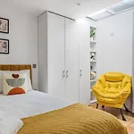 Trafalgar Square Arty Apartment