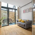 Trafalgar Square Arty Apartment