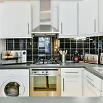 Knightsbridge Stylish Two Bedroom Apartment