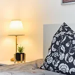 Knightsbridge Stylish Two Bedroom Apartment