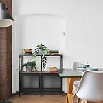 Large Industrial Style 2 Bedroom Apartment Short Term Rental & Flexible Renting Canary Wharf With Free Wifi