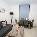 Tranquil Haven Cozy 2-Bed Apt With Private Garde