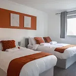 Spacious 2 Bed Flat In Wimbledon With Private Parking