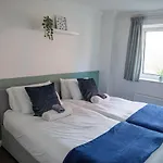Spacious 2 Bed Flat In Wimbledon With Private Parking
