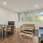 Heathrow 2-Bedroom Urban Oasis