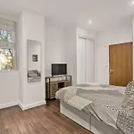 Heathrow 2-Bedroom Urban Oasis