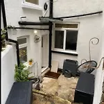 Central Private Double Bedroom In A 2Bedroom Apartment, Connected Via Underground, Overground And Many Bus Routes