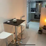 Central Private Double Bedroom In A 2Bedroom Apartment, Connected Via Underground, Overground And Many Bus Routes