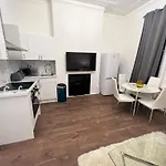 Iconic One Bed Apartment In Chiswick