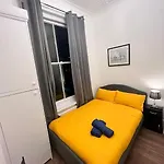 Iconic One Bed Apartment In Chiswick