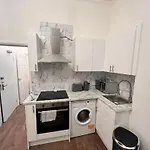Iconic One Bed Apartment In Chiswick